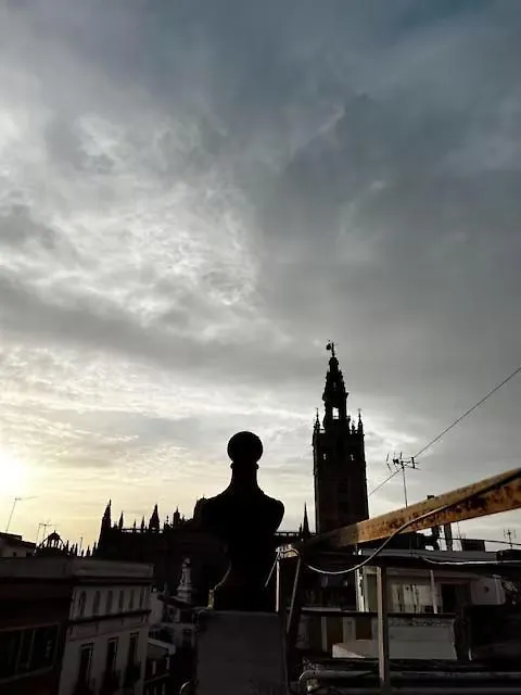 Sevilla A Los Pies De La Giralda 0*, Sevilha